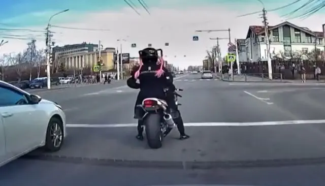 Байкер, девочки, любовь и ненависть, битые стекла...