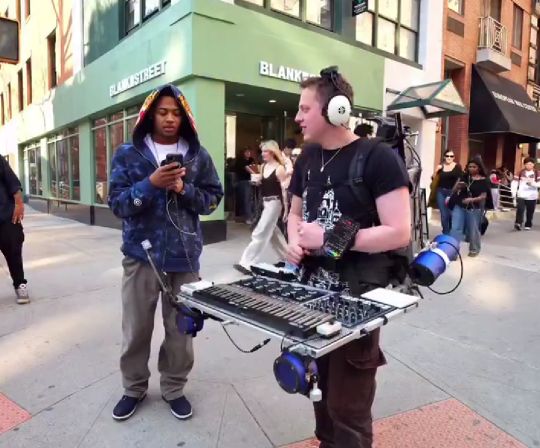 Парень ходит с этой штукой по Америке, и ищет таланты среди обычных граждан