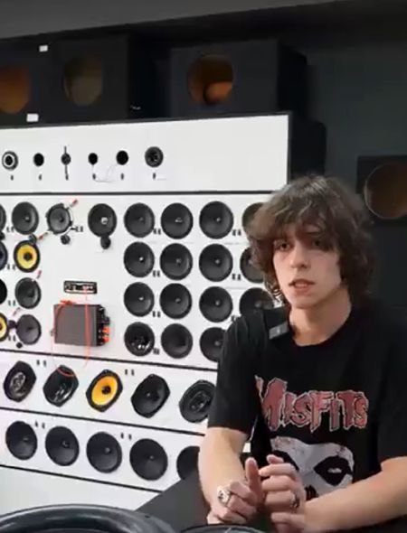 - А у вас "Крылья" Наутилуса есть?