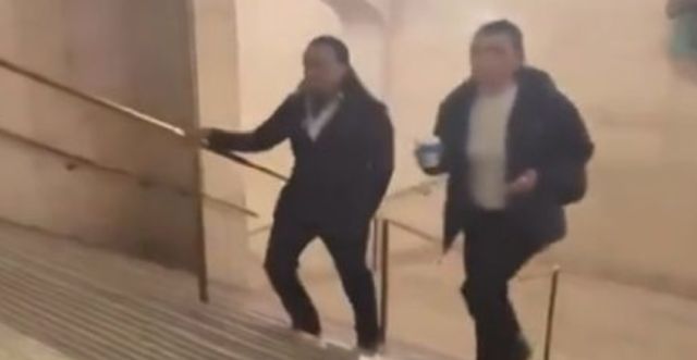 Как он столько людей подговорил идти спиной?