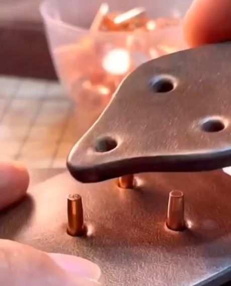 Соединение кожи заклёпками⁠⁠