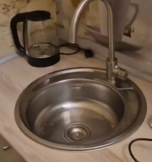 Парень снимает в Москве двухуровневую квартиру площадью всего 8 «квадратов»