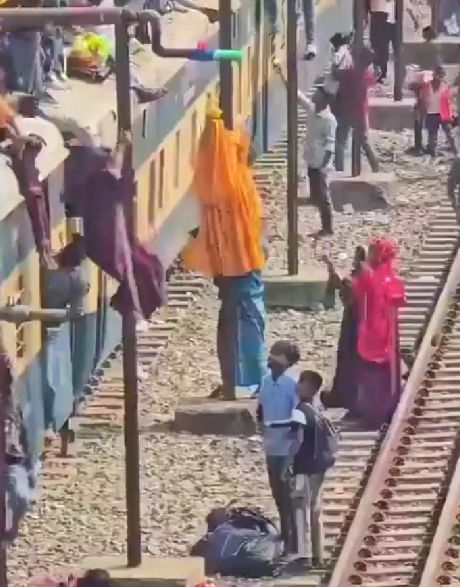 А как индусы залезают и слезают с крыш поезда?