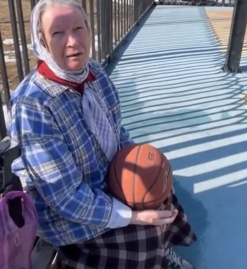 В Москве в одном из дворов 70-летняя бабушка играет в баскетбол