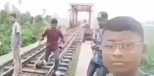 Селфи на фоне приближающегося поезда. Это снова Индия⁠⁠