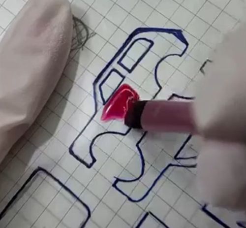 Изготовление модели автомобиля «Нива» из лака для ногтей