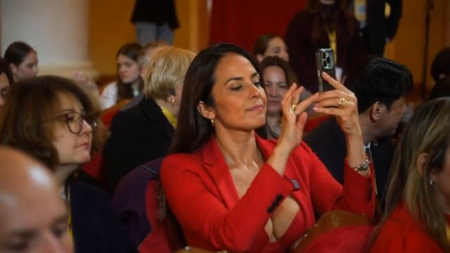 Эффектная делегатка с Кубы