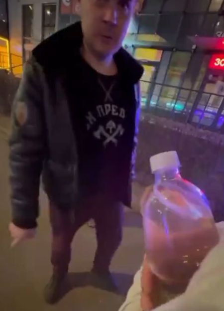 Пьяный подошел учить жизни