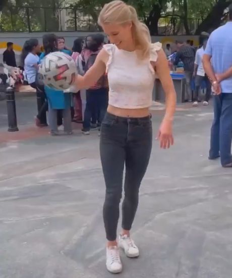 Она с мячом на ты