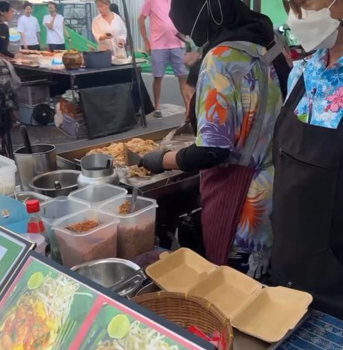 Встретились как то плов, самса и кулич на тайском рынке