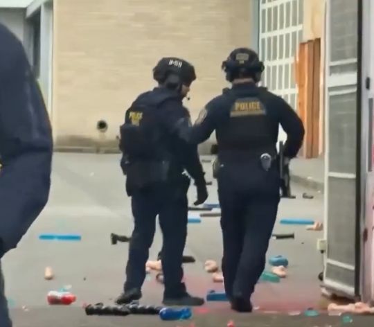 Полиция в США пинает куи⁠⁠