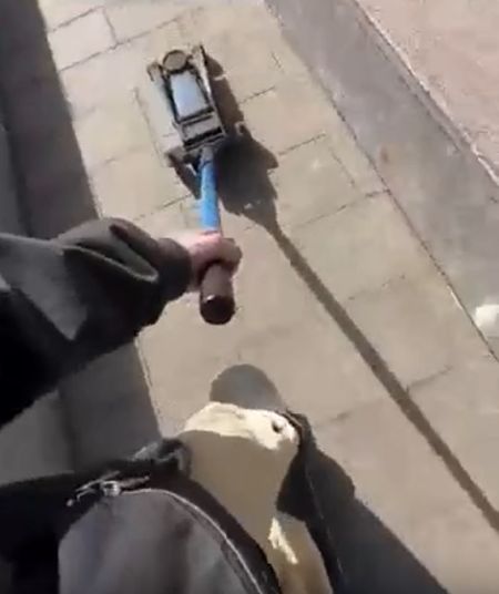 Кто чинит лавочки?