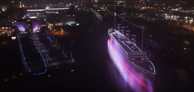 Реконструкция в масштабе 1:1, изображающая «Титаник», покидающий доки Белфаста, с использованием 1000 дронов⁠⁠