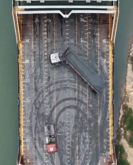 Десятки фур загружаются на паром⁠⁠