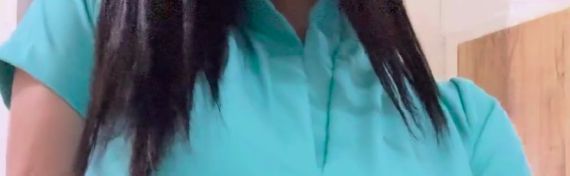 Акушерка показала сиськи