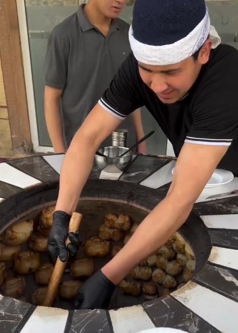 Самса из тандыра в Узбекистане⁠⁠