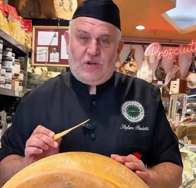 Разрезка пармезана 10-летней выдержки