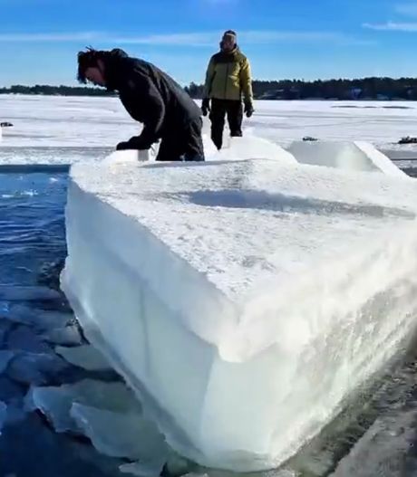 Группа друзей построили лодку из озера, чтобы плавать по озеру на лодке из озера