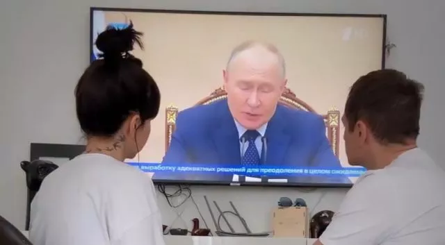 Чё там по телеку?⁠⁠