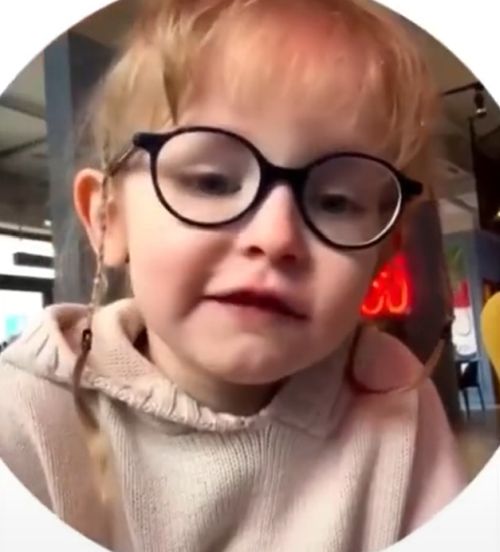 Девочка скучает