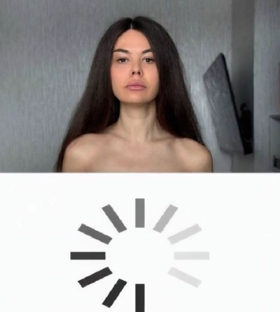 Горячая брюнетка