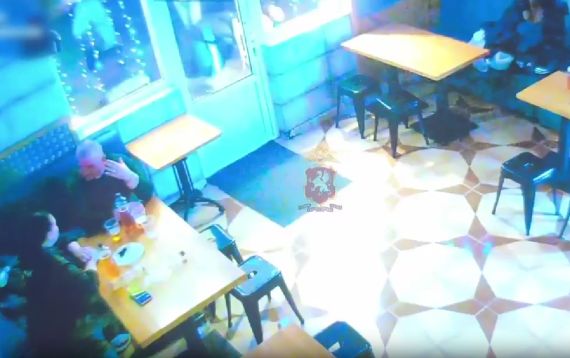 В Севастополе трое мужчин избили семейную пару в баре после того, как супруг заступился за возлюбленную