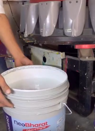 Так смешивают краску перед продажей⁠⁠