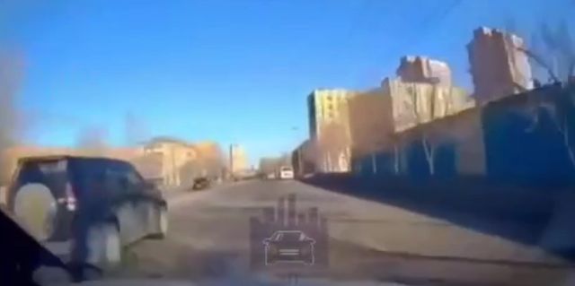 Проехал на красный и сбил женщину на остановке