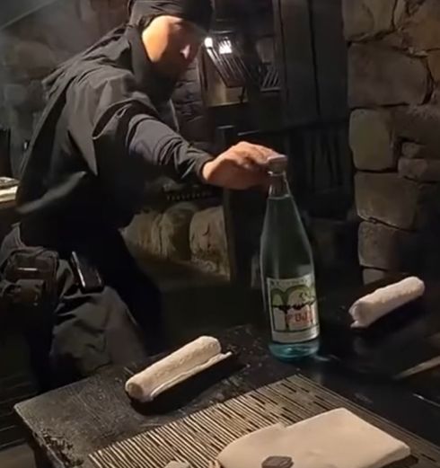 Официант-ниндзя в японском ресторане