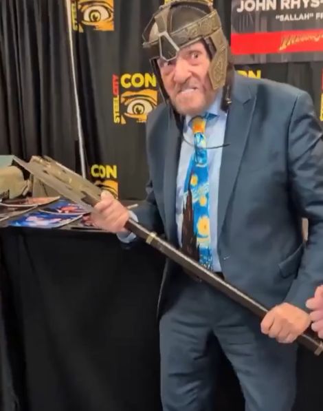 В свой 81 год Джон Рис-Дэвис по-прежнему приходит в восторг, каждый раз, когда ему вручают топоры Гимли⁠⁠