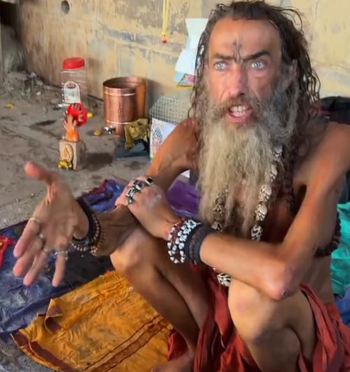 Русский живет на Гхате на берегу реки Ганг, называет себя Шива