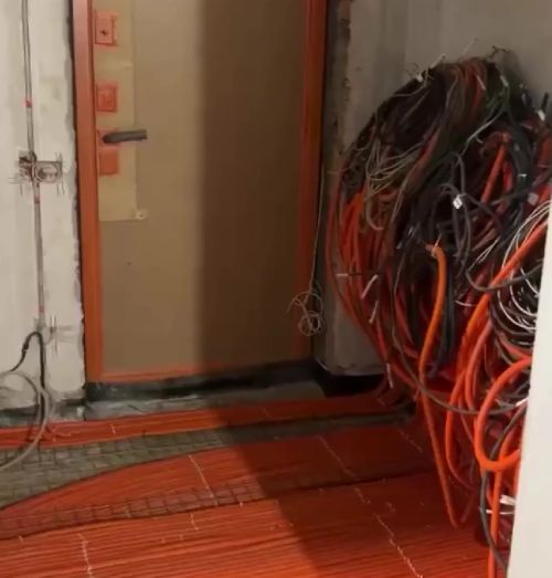 Интересно, сколько же весит 6км медных кабелей? Пол не провалится?