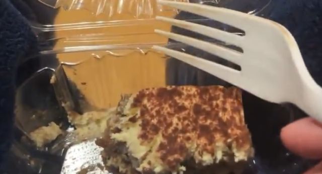 Примерно так дайвер видит акулу, которая кружит вокруг клетки с ним