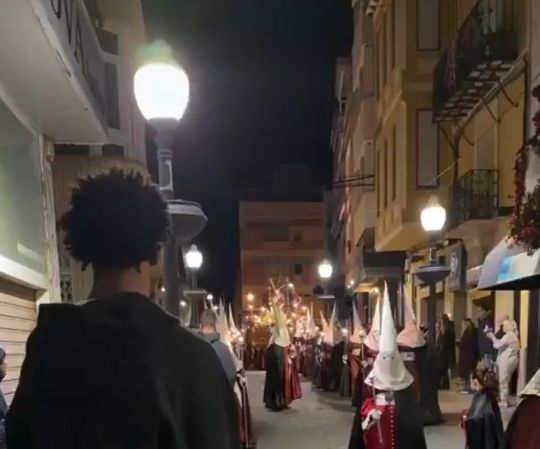 Темнокожий парень приехал в Испанию и увидел костюмы в стиле ККК