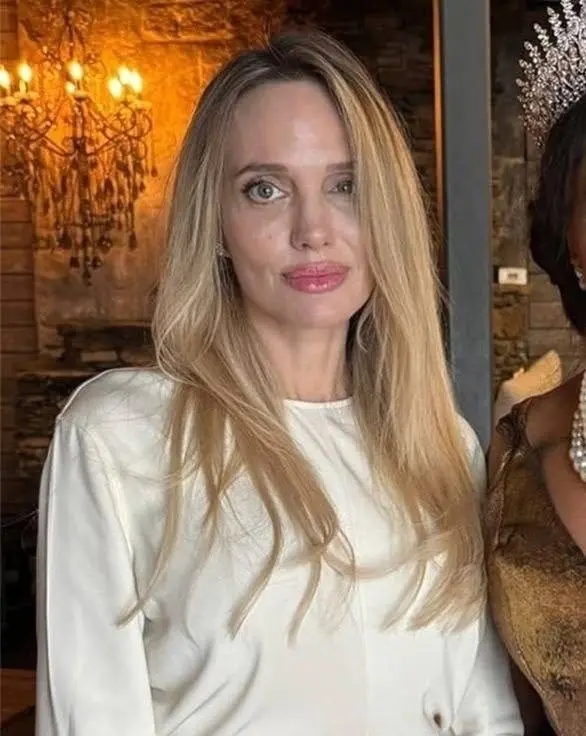 Анджелину Джоли не узнали на новых фотографиях, сделанных в колледже ее дочери.