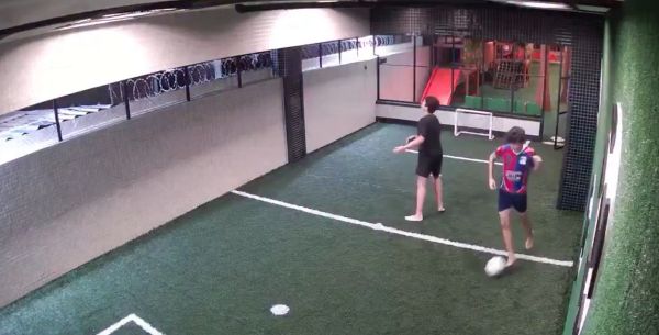 Подросток получил удар током. Друг не растерялся...