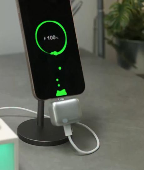 Китайцы изобрели гениальную зарядку, которая «выпрыгивает» из телефона, когда заряд батареи достигает 100%