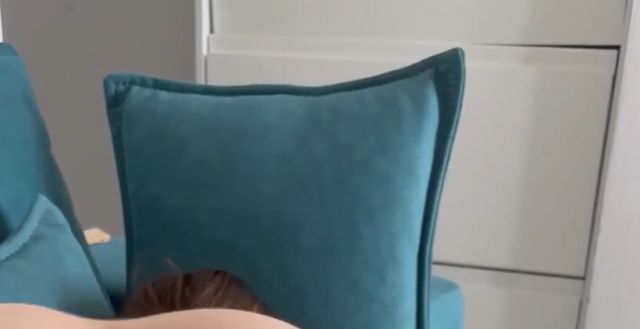 Заняла стратегическую позицию на диване⁠⁠