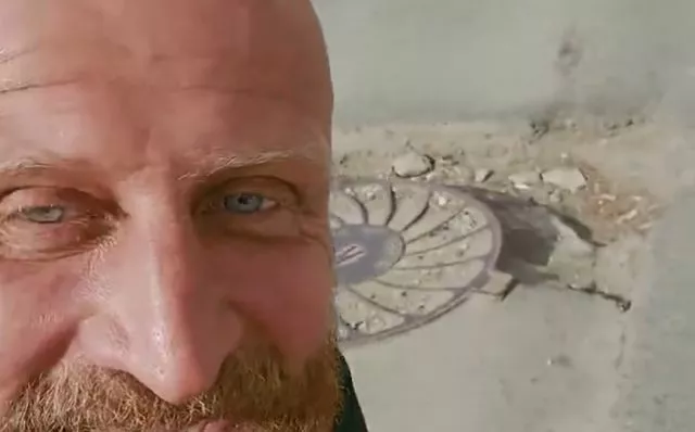 "2 года яму не могли заделать! 1064 рубля 10 минут времени и руки откуда надо"