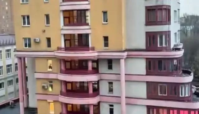 Москвич записал ролик о том, как его бесит дом напротив