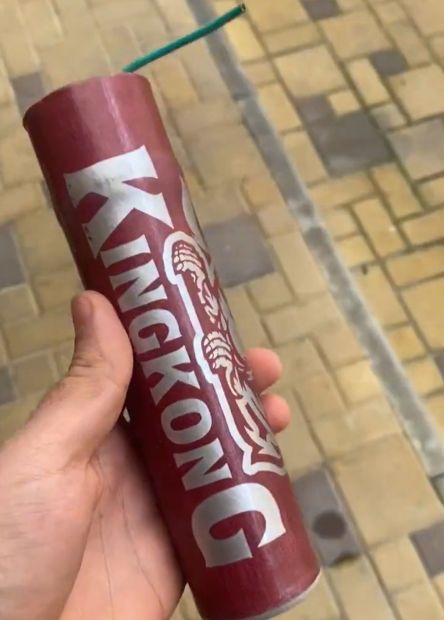 Что будет, если засунуть мощную петарду в старую шестёрку