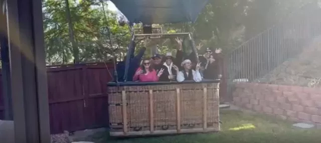 В Калифорнии пилоту воздушного шара пришлось посадить его во дворе частного дома из-за нехватки топлива