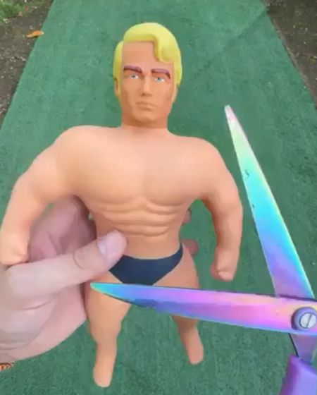 Чисто в теории, эту куклу можно натянуть на взрослого человека, как скафандр