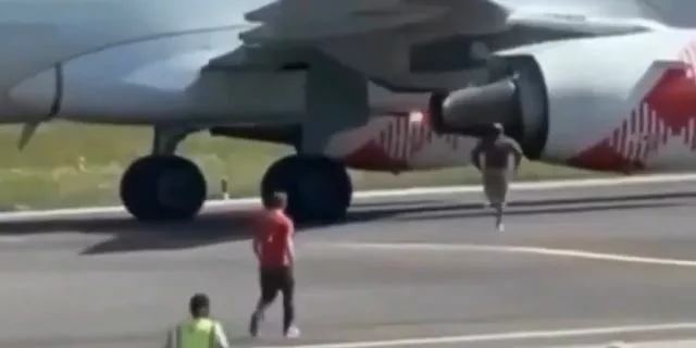 Залез в двигатель самолета⁠⁠