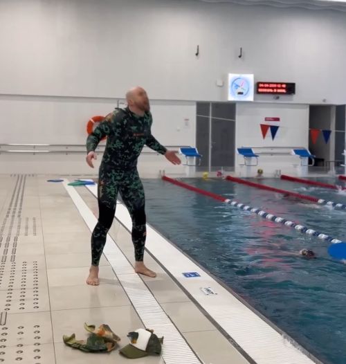 В него дельфин вселился!