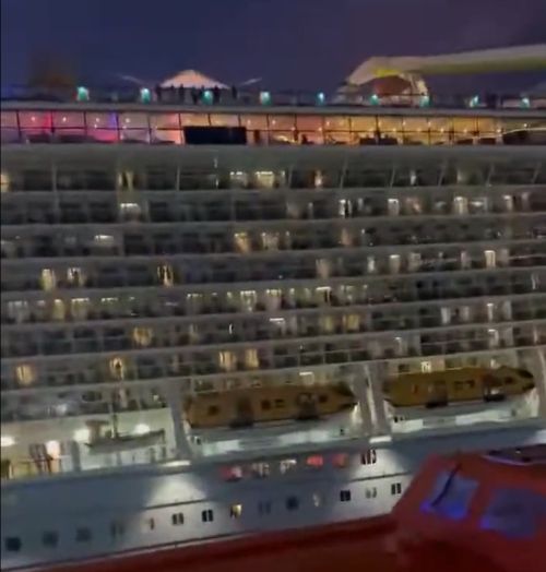 Встретились как-то два корабля