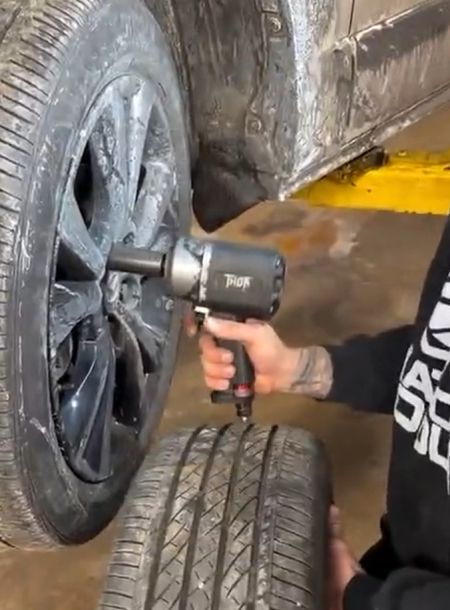 Выкрутились (шиномонтажка)