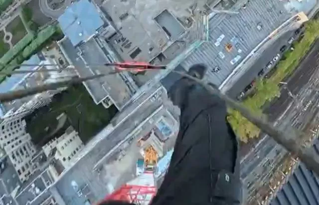 При просмотре могут вспотеть ладони