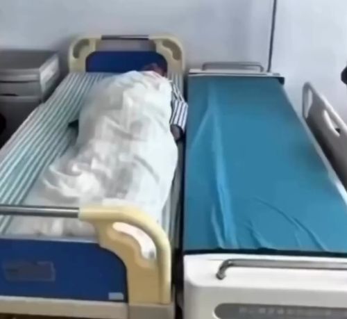 Хорошее решение для лежачих больных, не требующее их поднятия/перекатывания⁠⁠