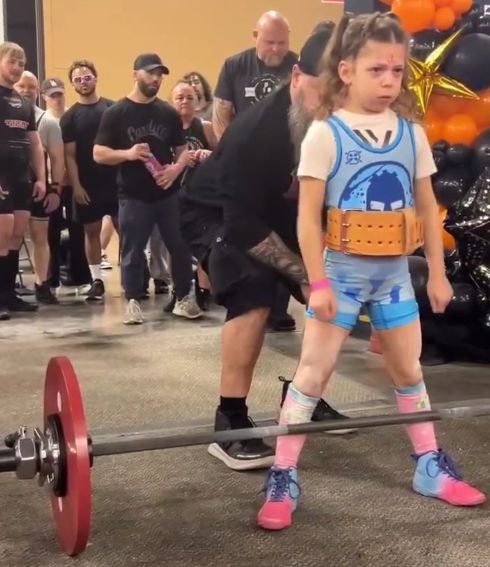 Маленький Халк: 9-летняя девочка потянула 82 кг в становой тяге